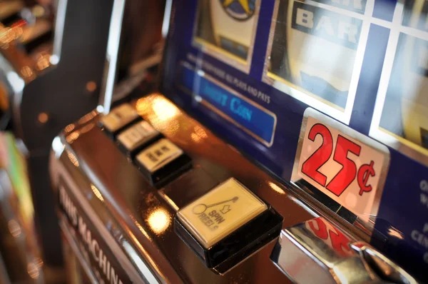 gems365 BandarQ live dealer table with card layout